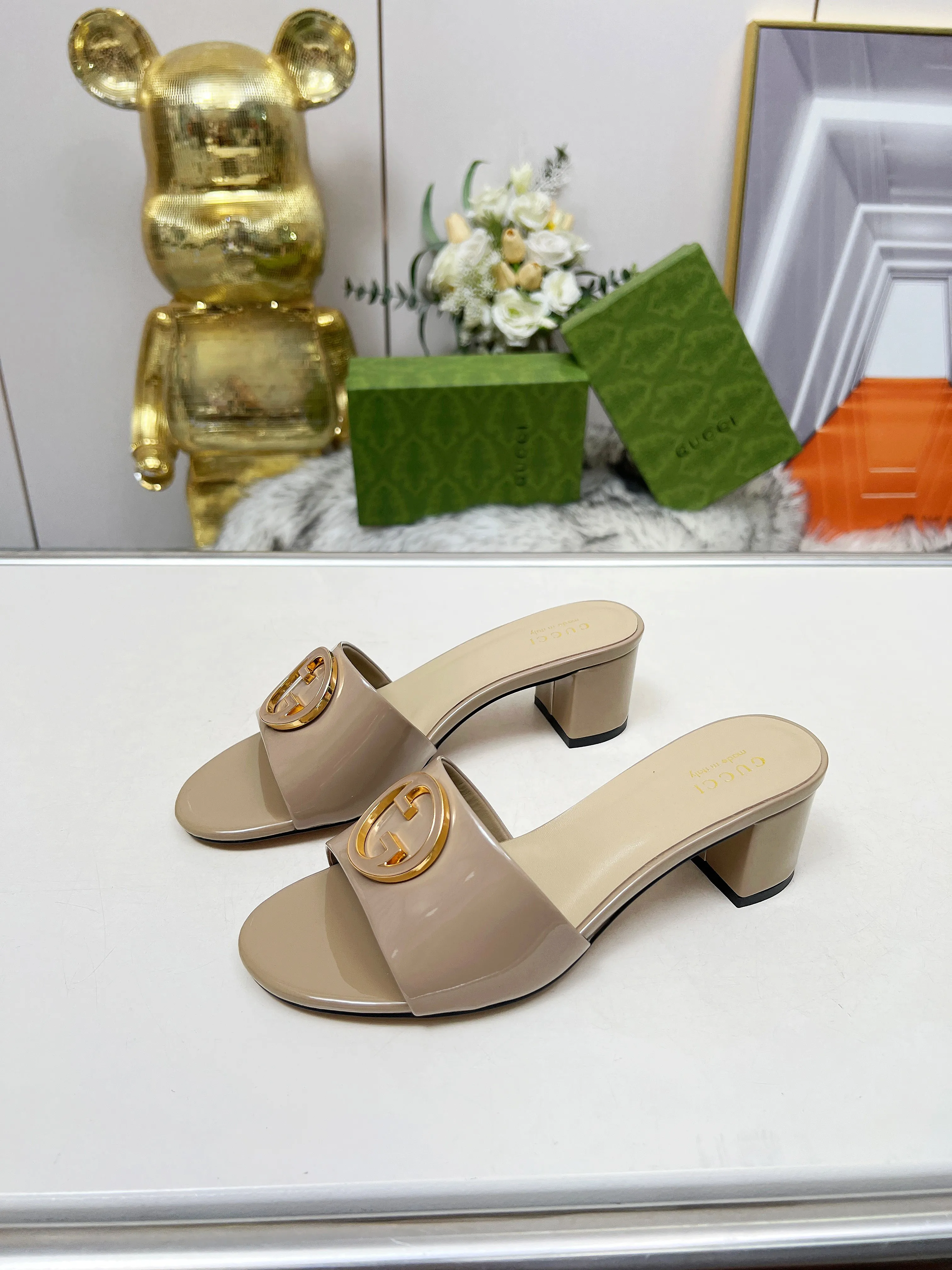 👟👟Ex-factory price 360👟👟 Genuine leather sole +40 Gucci 𝟐𝟎𝟐5 new spring and summer double G buckle round toe medium heel slippers, this G family series of slippers are so beautiful, high-end must buy~ The double G Logo is so beautiful on the feet, a classy style! The buttons have the GUCCI logo. Fabric: Cowhide Lining: Sheepskin lining Sheepskin pad Heel height: 5CM Sole: Italian genuine leather outsole Size: 35-44 [42 43 44 customized]